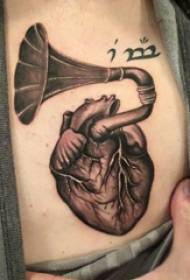 srček tatoo fant pod sliko klavikula srce tatoo
