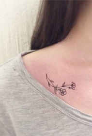 tatuaj de flori claviculă