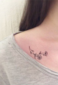 tatuaje de flores de clavicula