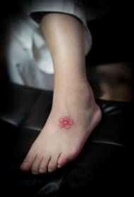 pečių vyšninis mažas šviežiai dažytas tatuiruotės raštas