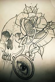 Manoscritto del modello del tatuaggio dell'occhio rosa del cranio della scuola europea