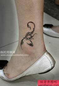 gut aussehender Knöchel am Totem-Skorpion-Tattoo-Muster