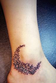 els turmells s’assemblen a un tatuatge anglès amb garlanda en forma de lluna