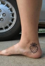 Bukung-bukong maliit na sariwang tattoo na batang babae ng tattoo sa itim na strawberry tattoo na larawan