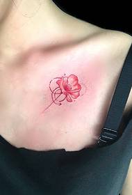 ключица на момиче под модел на татуировка на роза