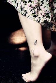 美 美 Piccoli tatuaggi alla caviglia