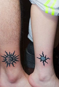 tatuaje de tobillo tótem sol pareja