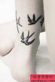 la figura del tatuaggio ha raccomandato un lavoro di tatuaggio con rondine di scorpione