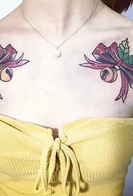 dekliška modra tetovaža na obeh straneh