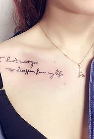 Mažas šviežias anglų tatuiruotės paveikslėlis ant merginos raktikaulio yra meilus