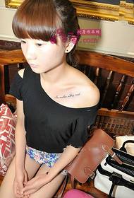 piccola immagine inglese famosa e famosa del tatuaggio della clavicola