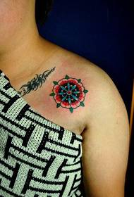 il totem della clavicola bellissimo modello di tatuaggio floreale totem