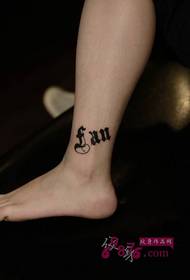 Foto di tatuaggio floreale caviglia alfabeto