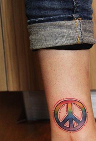 Modello tatuaggio LOGO anti-guerra color arcobaleno del piede