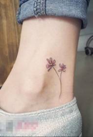 meisjes op de enkel schilderden prachtige verse bloemen tattoo-foto's