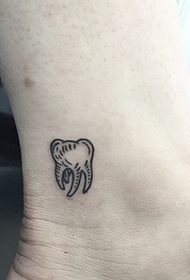 tatuaggio dei piccoli denti sulla caviglia 89662 - la ragazza ama l'immagine del tatuaggio del gatto totem