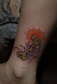kvinnans ben snygg tatuering med nyckelbåge