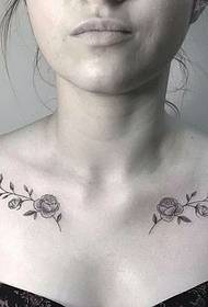 iphethini elincane le-tattoo entsha yezimbali ezinhlangothini zombili ze-clavicle