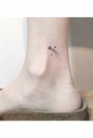 tyttö nilkka mustalla rivillä kirjallinen meteor tatuointi kuva