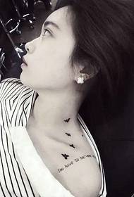noia de moda petit petit patró de tatuatge al voltant de la clavícula