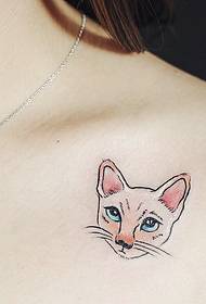 ein stolzes siamesisches Katzentattoo Tattoo unter dem Schlüsselbein