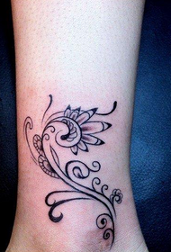 modello di tatuaggio totem alla caviglia femminile