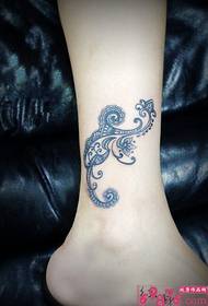 Frisk og vakker tatoveringsbilde med blomsterotem