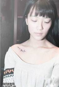 ключиця англійська дівчина татуювання візерунок