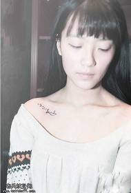 patrwm tatŵ merch clavicle Saesneg