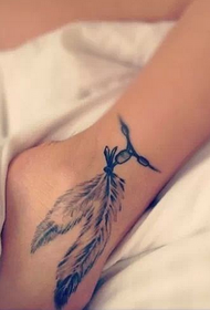 modeli i bukur i tatuazheve me pendë kyçin e këmbës