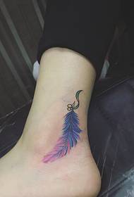 Šarena pero tetovaža na bosim nogama