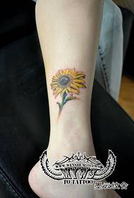 liten Mycket vacker liten färsk tatuering på benen