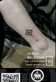 tatuaggio del trifoglio a quattro foglie fortunato deformazione del piede