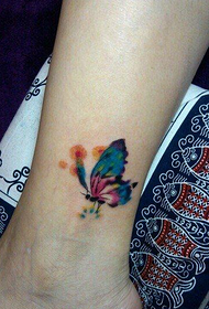 vacker och vacker färg fjärils tatuering på kvinnans ankel