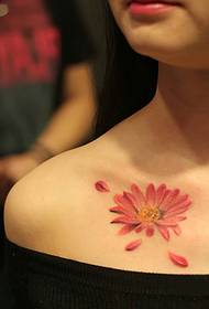 Tatuaggi di tatuaggi di fiori di clavicole 恬 的 美