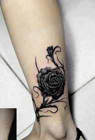 chân sẹo bao phủ hoa hồng hình xăm màu đen