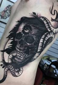 šonkaulio paslaptinga juoda kaukolė su akių gyvatės tatuiruotės modeliu