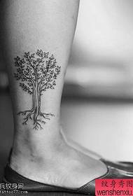 padrão de tatuagem de árvore de tornozelo feminino