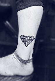 Tatuaje de tobillo de diamantes en blanco y negro de personalidad