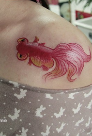 tatuagem pequena peixinho ao lado da clavícula feminina