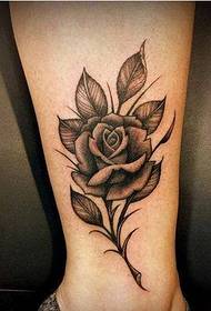žensko gležnjače crno-bijele ruže tetovaža rad