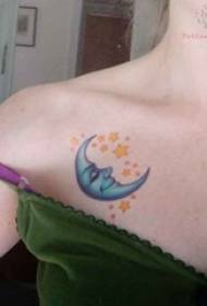 Mädchen am Schlüsselbein gemalt Mond und Sterne frische Tattoo-Bilder