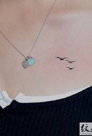 tatŵ bach syfrdanol wrth y clavicle