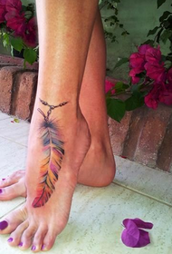 pēdas skaistu krāsainu spalvu tetovējums