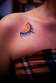 tatuaggio ciglia clavicola femminile