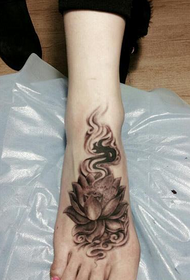 Bella popolare immagine del tatuaggio del loto sul collo del piede della gente