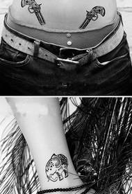 kūrybinga juodos ir baltos dramblio kulkšnies tatuiruotė