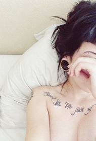 il tatuaggio della donna clavicola lettera funziona Immagine
