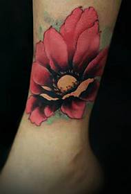 spilgtu ziedu tetovējuma attēlu uz kailām kājām