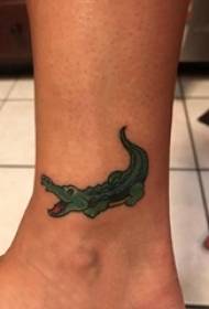 cartone animato coccodrillo tatuaggio caviglia dell'atleta maschio su una foto colorata tatuaggio di coccodrillo